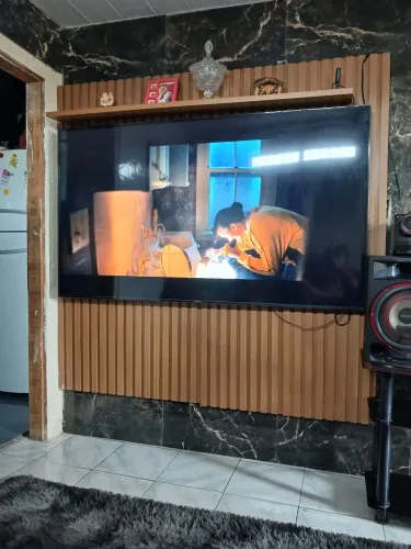 Painel ripado para TV até 85 polegadas