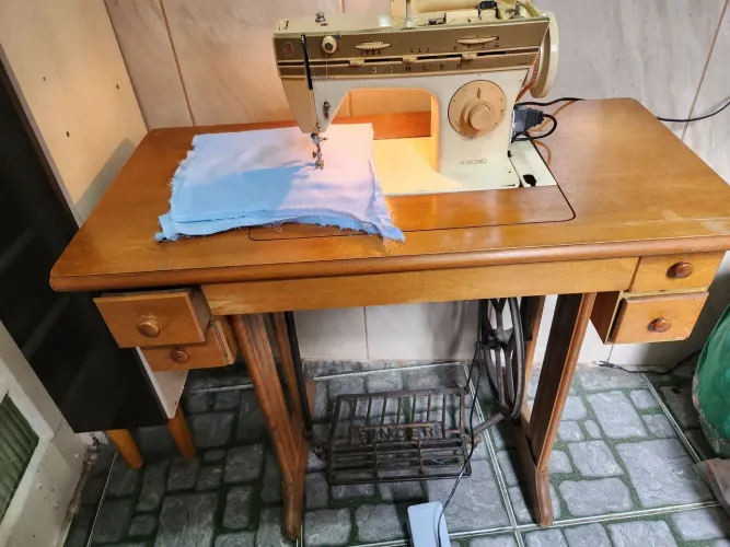 Máquina de costura Singer com motor funcionando perfeitamente, com  manual ,bache o preço