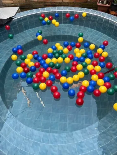 kit com com 25 bolinhas de plástico