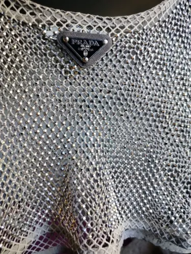  Vendo  cropped da Prada nova e é original nuca foi usando  