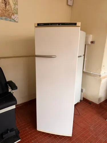 Geladeira de laboratório clinico Bosh com termômetro próprio