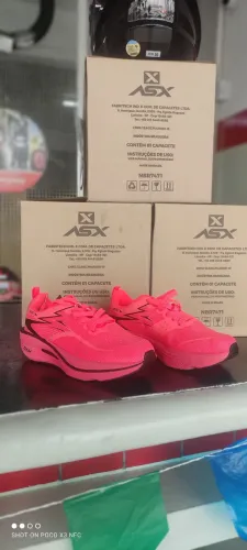 Tênis de corrida com placa 