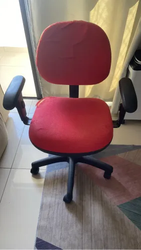 Cadeira de escritório toda boa apenas com o forro danificado