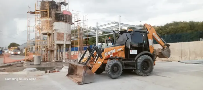 ALUGUEL DE RETROESCAVADEIRA - 4X4 NOVA E CABINADA