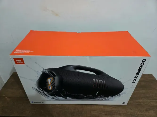 Boombox 4 Preta Semi Nova