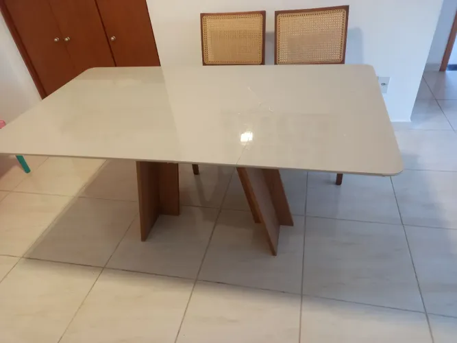 Mesa de madeira com tampo de vidro trincado