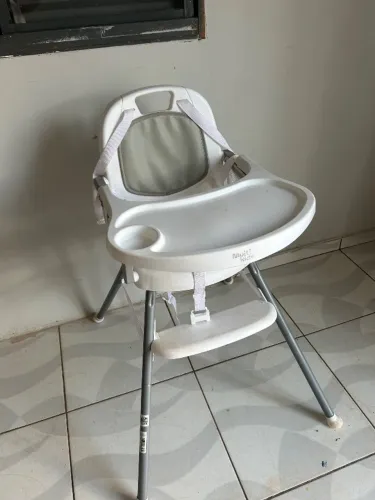 Cadeira de alimentação semi nova