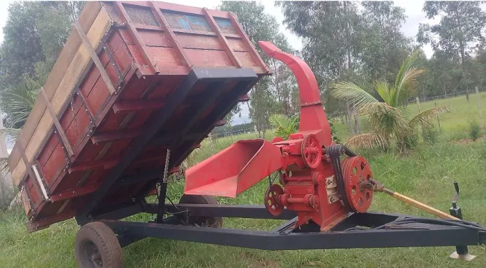 Carreta agrícola basculante com ensiladeira MENTA15.