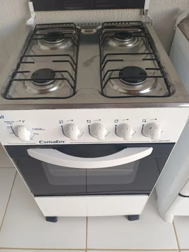 Vende-se um fogão da marca e com Esmaltec funciona tudo perfeito por 400