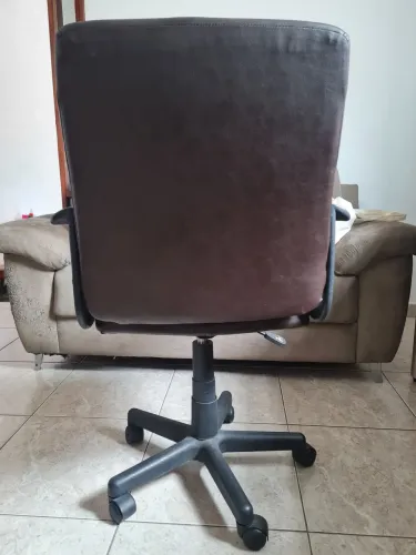 Cadeira de escritório cor marrom