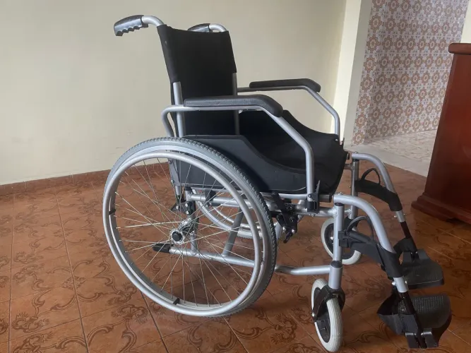 Cadeira de rodas Semi nova