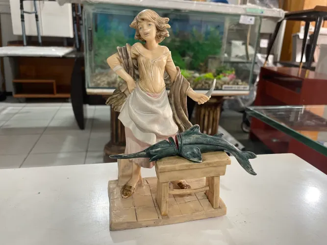 Escultura em Resina Italiana Mulher Limpando Peixe Espada