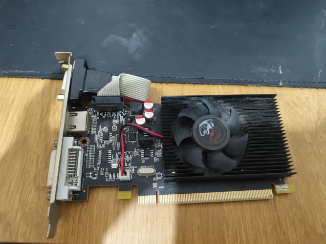 AMD Radeon R5 220 - COM DEFEITO - LIGA E NÃO VÍDEO