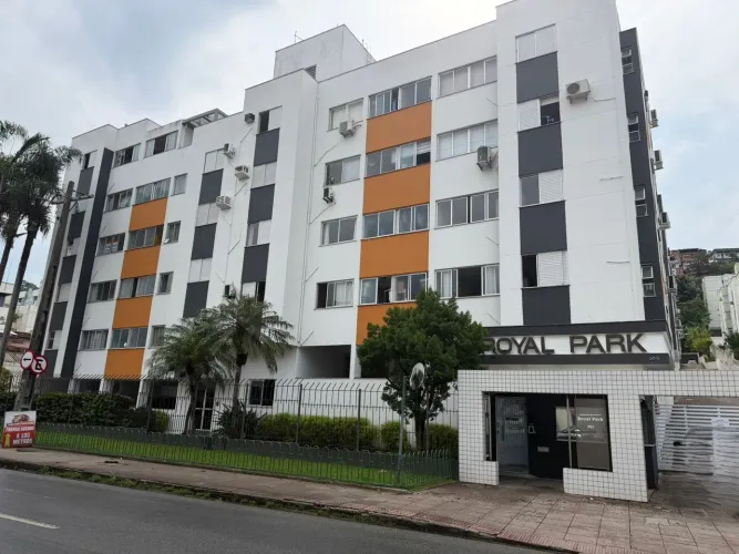 Apto de 01 dormitório mobiliado, quarto com cama, ventilador e armário, sala de estar e ja
