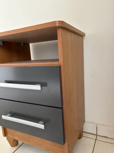 CRIADO-MUDO / MESA DE CABECEIRA COM 2 GAVETAS - ÓTIMO ESTADO