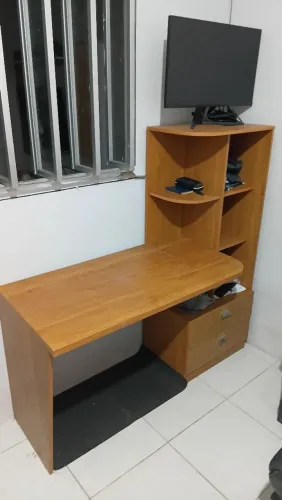 Mesa para Escritório/Home Office com Nichos e Gavetas