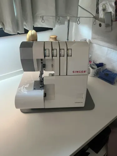 Maquina Overlock Singer