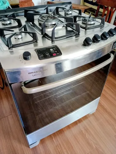Vendo Fogão Brastemp modelo Gourmand, cinco bocas, elétrico. Usado, mas em perfeito estado