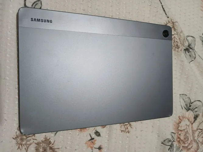 Vendo tablet Samsung lançamento tem 4 meses de uso comprei por 2200 vendo por 1200