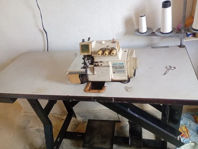 Máquina overlock industrial funcionando normalmente