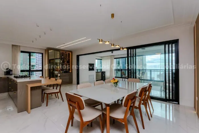Apartamento 4 suítes no La Martina a 50m do mar na Meia Praia em Itapema