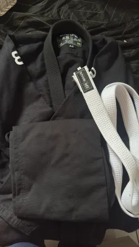 Kimono de jiu-jítsu + faixa. Nunca usado. Motivo da venda: não pratiquei a modalidade.