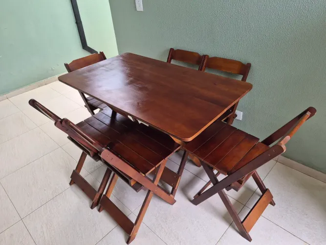 Mesa de madeira dobrável com 6 cadeiras