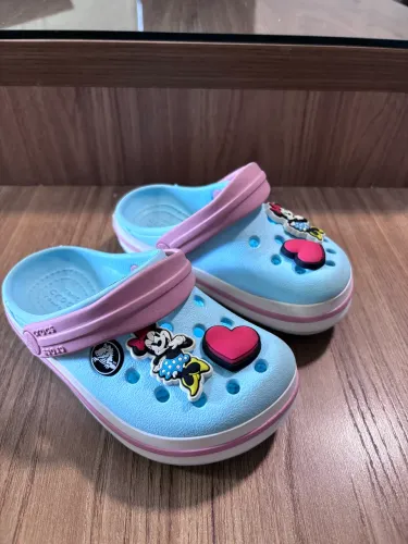 Crocs original para menina usada C8 ( acompanha jibbits)