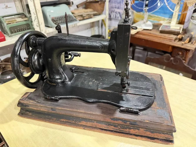 Máquina de costura antiga alemã