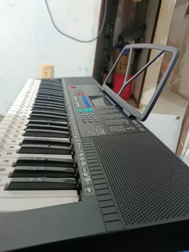 Vendo esse teclado musical com capa novo para iniciantes da MPB