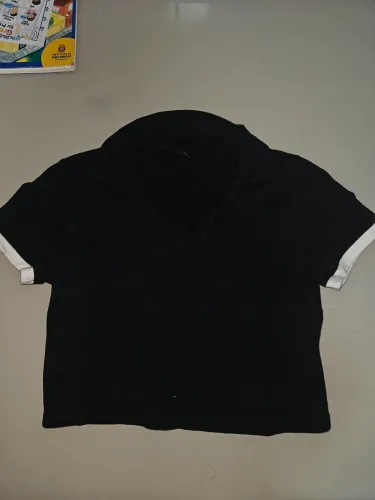 blusa preta decote V