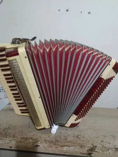 Acordeon scandalli série ouro 120 baixos, terça de voz,teclado 44cm