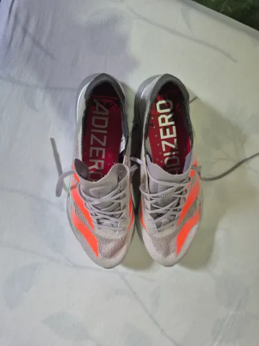 TÊNIS ADIDAS DE ALTA PERFORMANCE