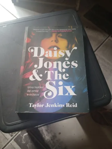 Daisy Jones & The Six. Livro.