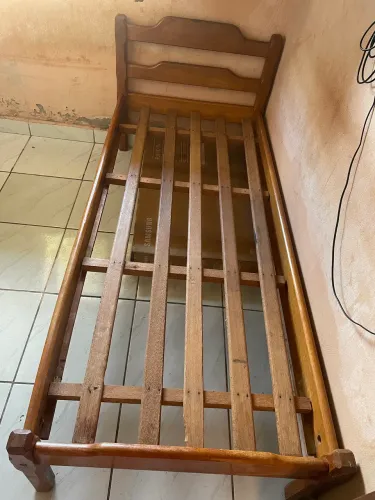 Cama de solteiro de madeira 