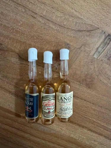 Miniatura de garrafa de uísque