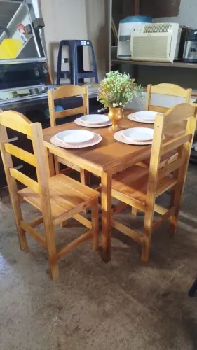 MESA COM 4 CADEIRAS DE MADEIRA NOVA 999,99