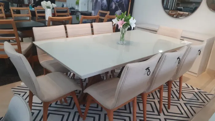 Mesa 8 lugares laca off white com cadeiras em linho