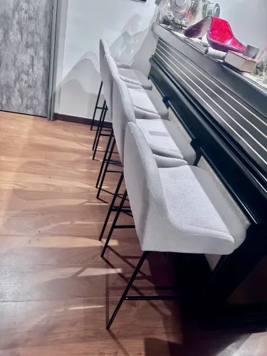 Bancos confortáveis para bar. Requintado.