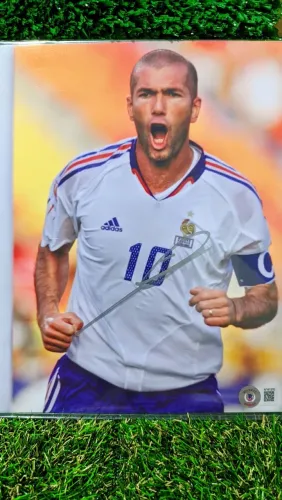 Foto Autografada pela Lenda Zinedine Zidane com certificação Beckett Witnessed ao vivo