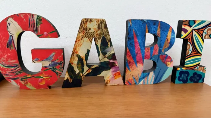 Letras Decorativas em Madeira com Estampa Floral e Tropical