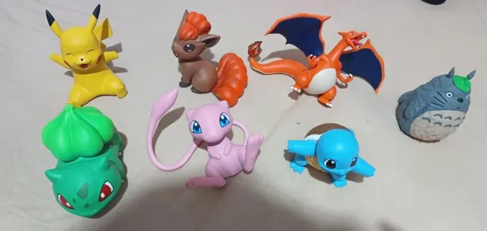 Bonecos pokémon e totoro