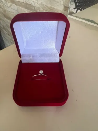 Anel solitario em ouro branco 18k