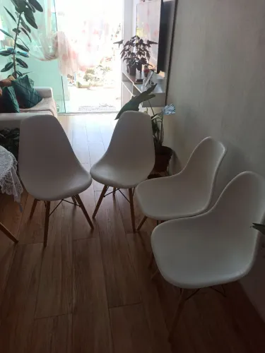 Jogo de cadeiras Eames brancas