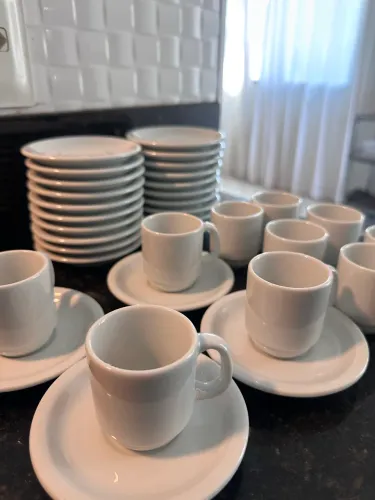 24 Xícaras de Café com Pires - Louça Branca
