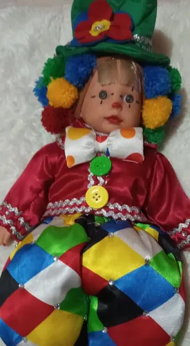 Boneca vestida de palhacinha 
