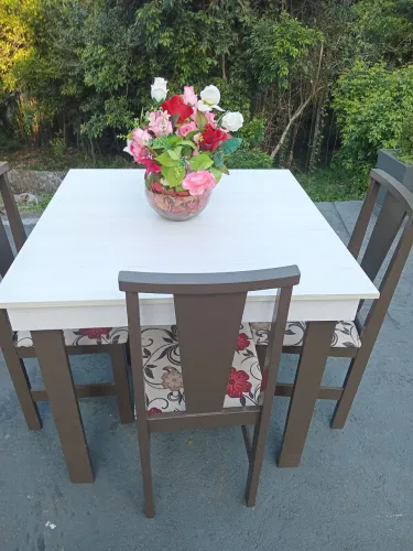 Mesa com 4 cadeiras