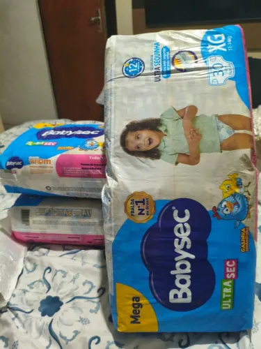 Kit com 3 pacotes de fraldas babysec 90 fraldas total