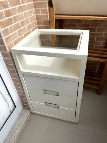 Vendo DUAS Mesa de cabeceira / Criado-mudo branco com tampo de vidro - 50x45x77 cm
