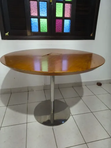 Mesa de madeira maciça pé de Onix 